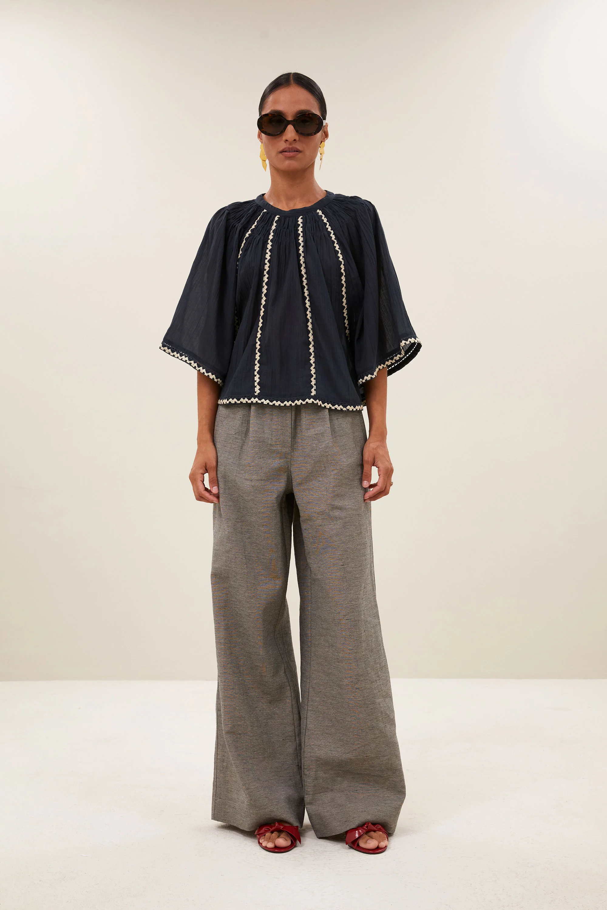 emmi embroidery blouse | charcoal - Image 4