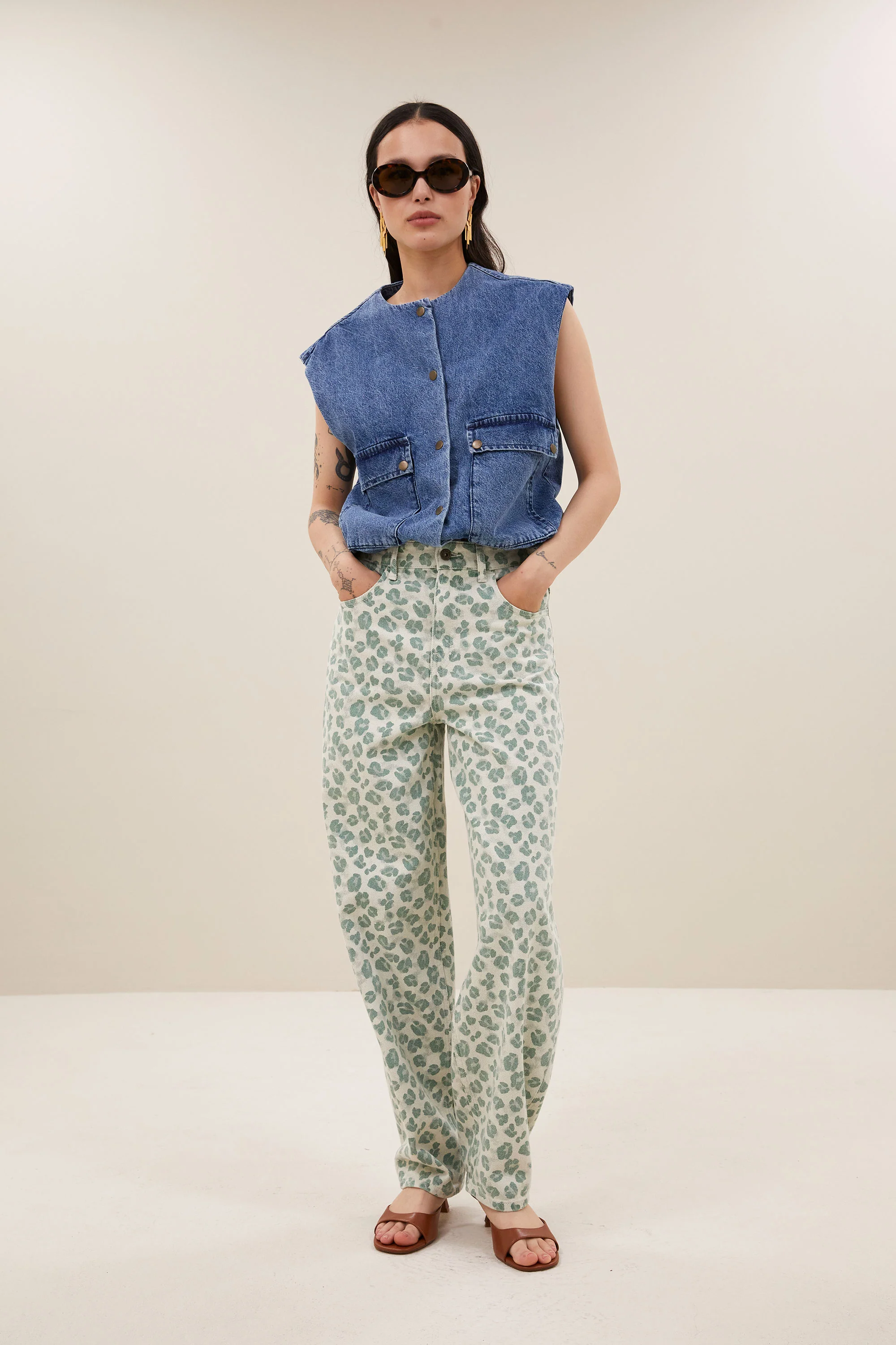 Maggie denim sleeveless jacket | mid denim - Image 3