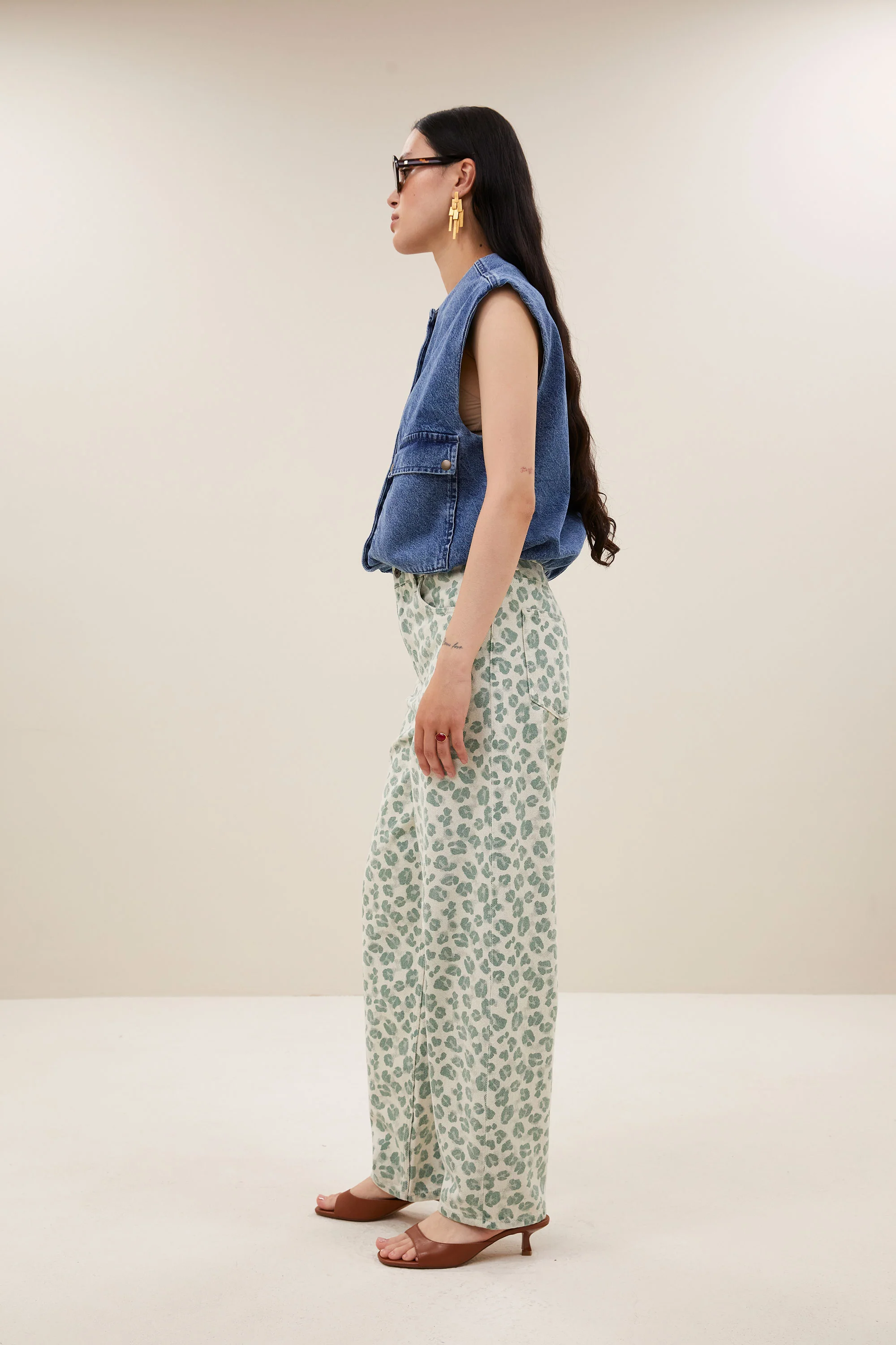 Maggie denim sleeveless jacket | mid denim - Image 4