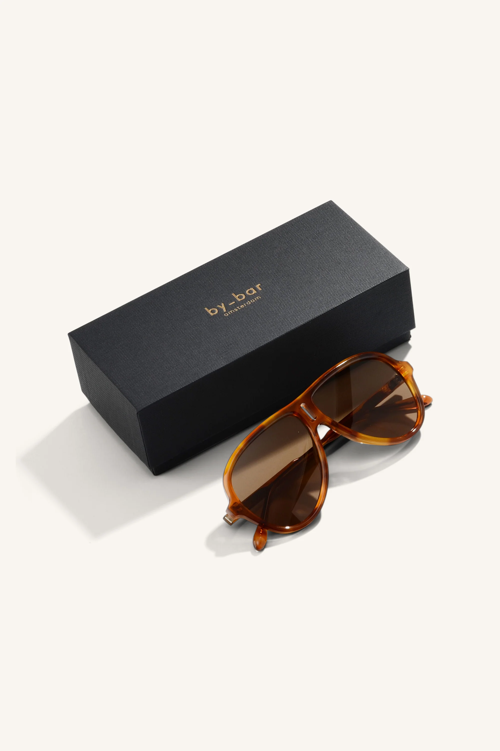 steph sunglasses | caramel - Image 3